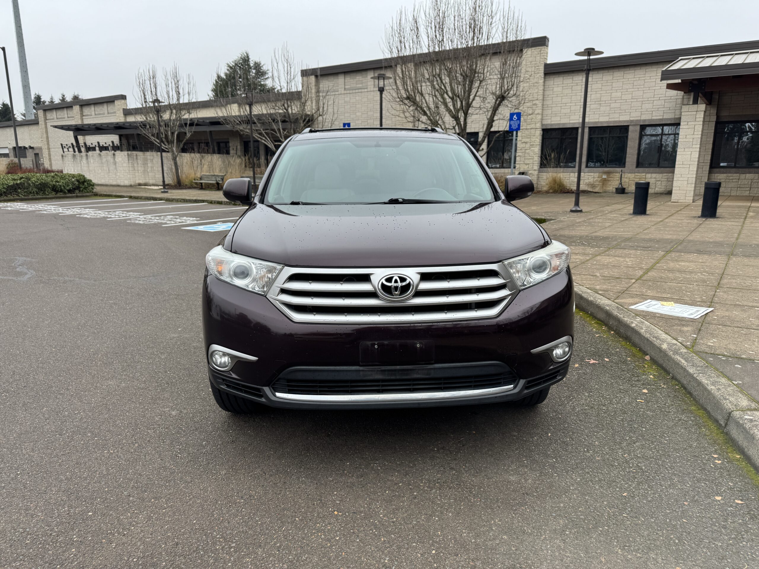 2012 Toyota Highlander Limited AWD – Spacious family SUV with leather interior, sunroof, and V6 engine.